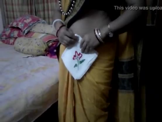Indian wife in saree exposing on cam hot video
